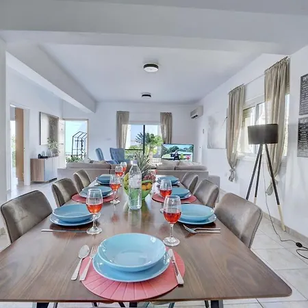 Oforo Selene - Stunning 4 Bedroom - By Fig Tree Bay - Sea Views Villa