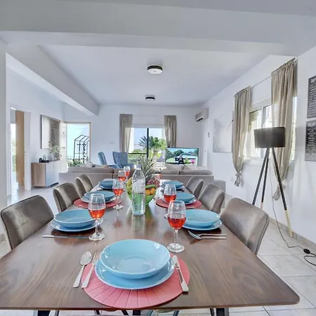 Oforo Selene - Stunning 4 Bedroom - By Fig Tree Bay - Sea Views *