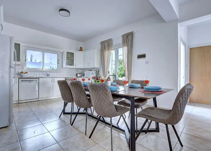 Oforo Selene - Stunning 4 Bedroom - By Fig Tree Bay - Sea View *