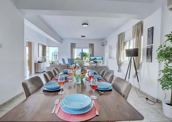 Oforo Selene - Stunning 4 Bedroom - By Fig Tree Bay - Sea View *